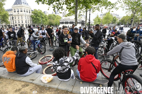 Le vélo et la trottinette à Paris, moyen de transport et de loisir. The bicycle and the electric scooter in Paris, means of transport and leisure.