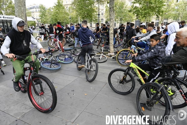 Le vélo et la trottinette à Paris, moyen de transport et de loisir. The bicycle and the electric scooter in Paris, means of transport and leisure.