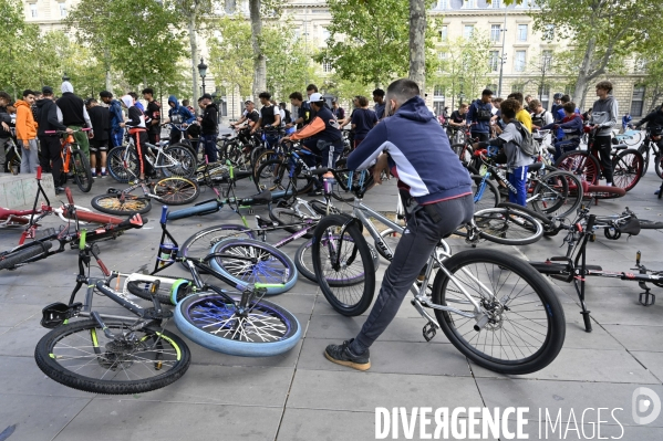 Le vélo et la trottinette à Paris, moyen de transport et de loisir. The bicycle and the electric scooter in Paris, means of transport and leisure.