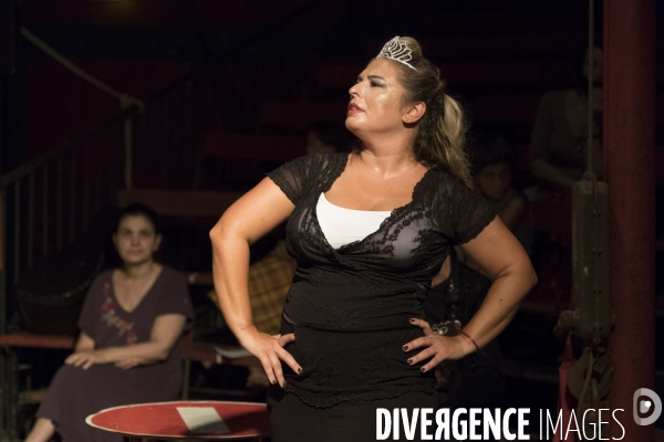 Gatomaquia O Israel Galvan bailando para cuatro gatos, un spectacle d Israel Galvan et du cirque tzigane de la famille Romanes