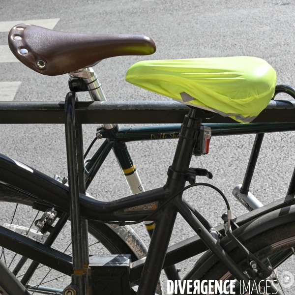 Le vélo et la trottinette à Paris, moyen de transport et de détente. The bicycle and the electric scooter in Paris, means of transport and relaxation.