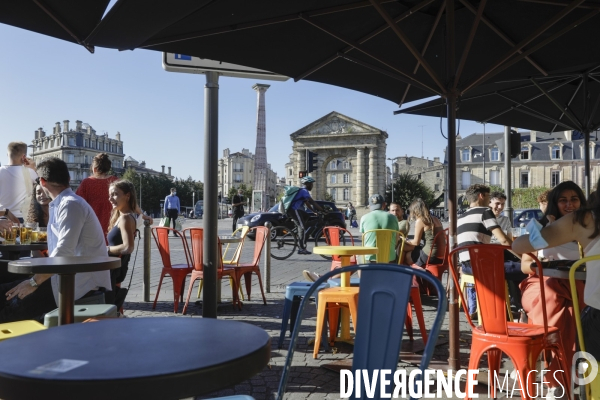 Terrasse d un café devant la Place de la Victoire à Bordeaux.