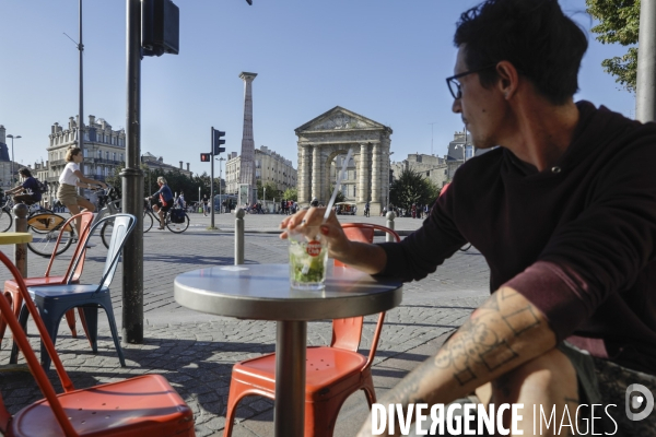 Terrasse d un café devant la Place de la Victoire à Bordeaux.