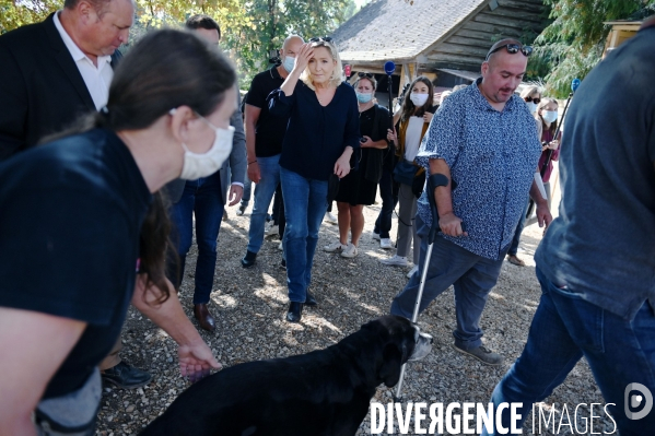Marine Le Pen dans l Yonne auprès des éleveurs de chevaux