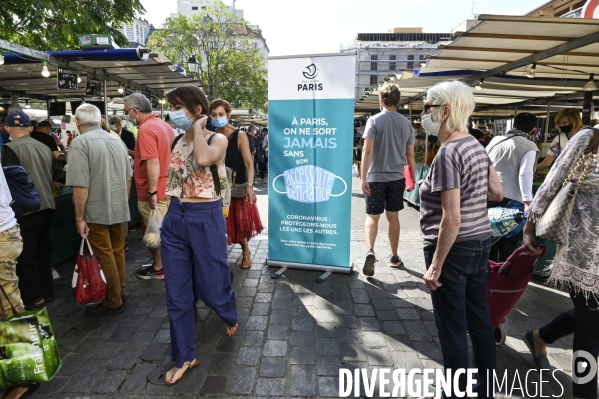 Covid-19 : Port du masque obligatoire sur les marchés parisiens. Wearing a protective mask against the spread of the virus Covid-19 Coronavirus.