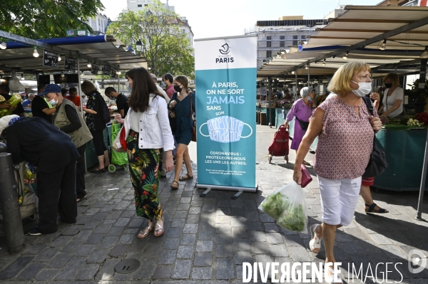 Covid-19 : Port du masque obligatoire sur les marchés parisiens. Wearing a protective mask against the spread of the virus Covid-19 Coronavirus.