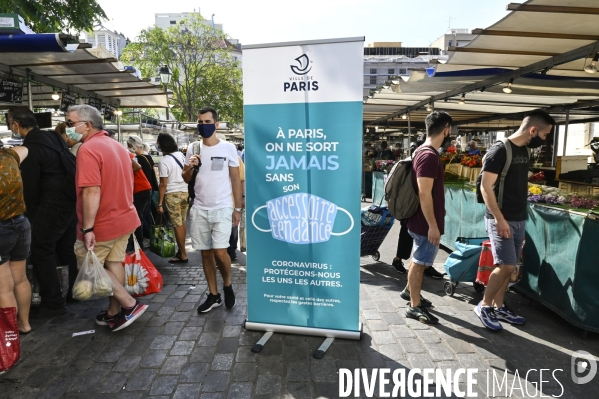 Covid-19 : Port du masque obligatoire sur les marchés parisiens. Wearing a protective mask against the spread of the virus Covid-19 Coronavirus.