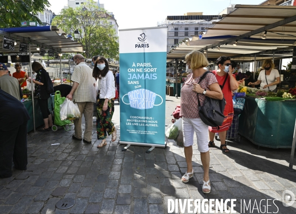 Covid-19 : Port du masque obligatoire sur les marchés parisiens. Wearing a protective mask against the spread of the virus Covid-19 Coronavirus.