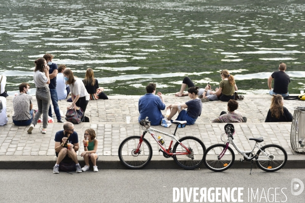 Le vélo et la trottinette à Paris, moyen de transport et de détente. The bicycle and the electric scooter in Paris, means of transport and relaxation.