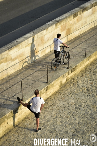 Le vélo et la trottinette à Paris, moyen de transport et de détente. The bicycle and the electric scooter in Paris, means of transport and relaxation.