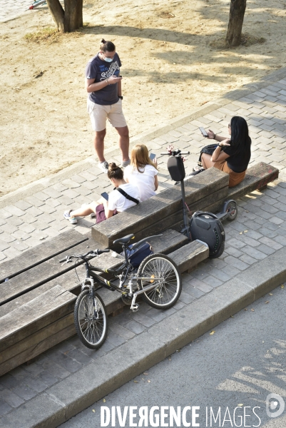 Le vélo et la trottinette à Paris, moyen de transport et de détente. The bicycle and the electric scooter in Paris, means of transport and relaxation.