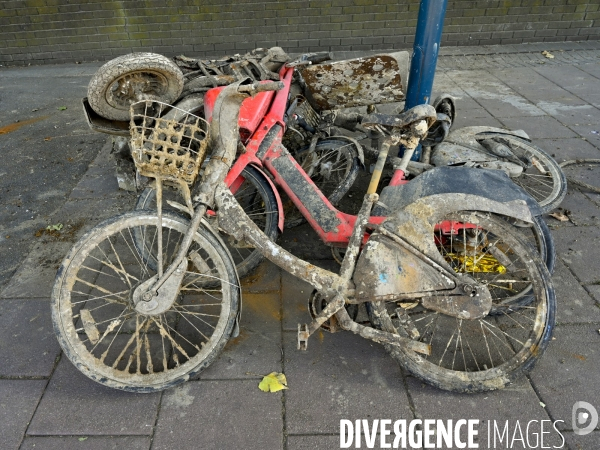 Vélos trottinettes :  épaves, carcasses, négligence. Scooter bikes: wrecks, carcasses, neglect.