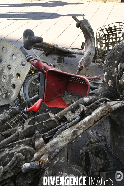 Vélos trottinettes :  épaves, carcasses, négligence. Scooter bikes: wrecks, carcasses, neglect.