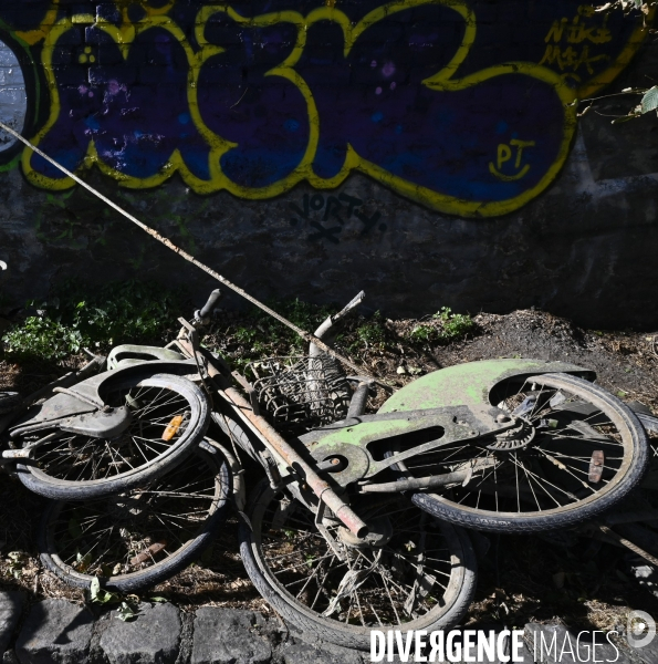 Vélos trottinettes :  épaves, carcasses, négligence. Scooter bikes: wrecks, carcasses, neglect.