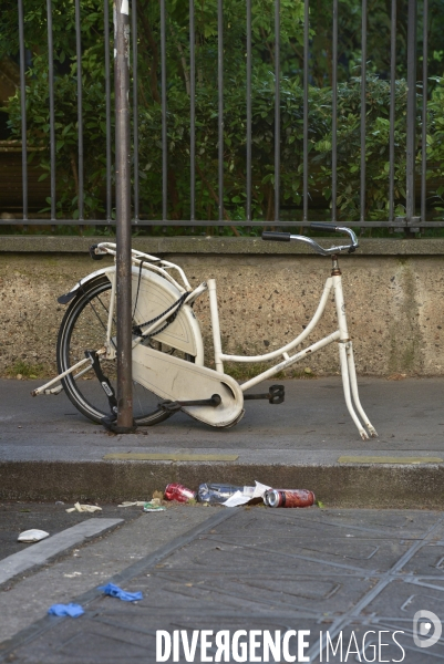 Vélos trottinettes :  épaves, carcasses, négligence. Scooter bikes: wrecks, carcasses, neglect.