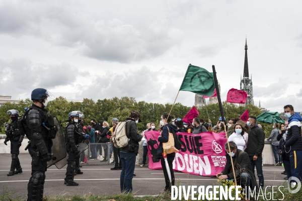 Extinction Rebellion bloque un pont à Rouen