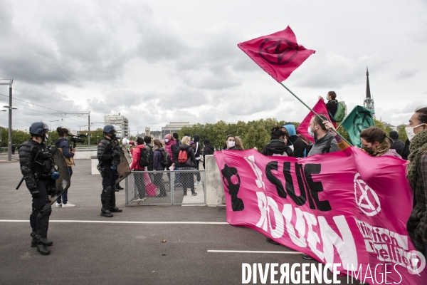 Extinction Rebellion bloque un pont à Rouen