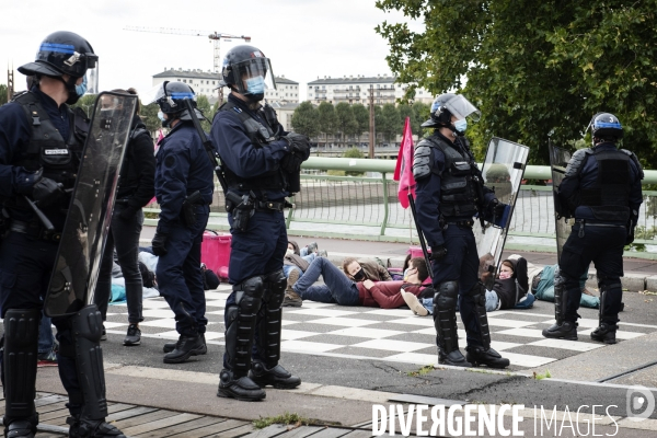 Extinction Rebellion bloque un pont à Rouen