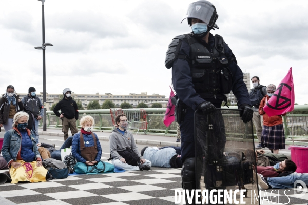 Extinction Rebellion bloque un pont à Rouen