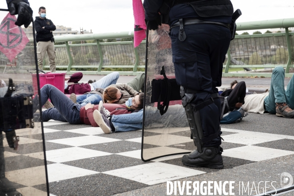 Extinction Rebellion bloque un pont à Rouen