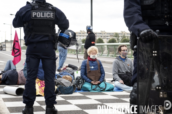 Extinction Rebellion bloque un pont à Rouen