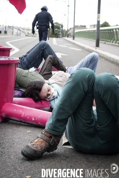 Extinction Rebellion bloque un pont à Rouen