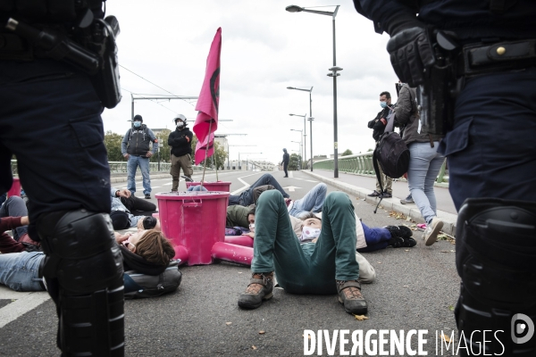 Extinction Rebellion bloque un pont à Rouen