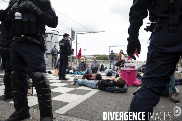 Extinction Rebellion bloque un pont à Rouen