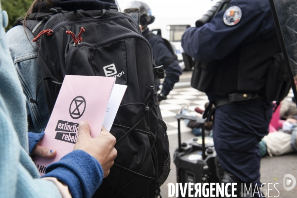 Extinction Rebellion bloque un pont à Rouen