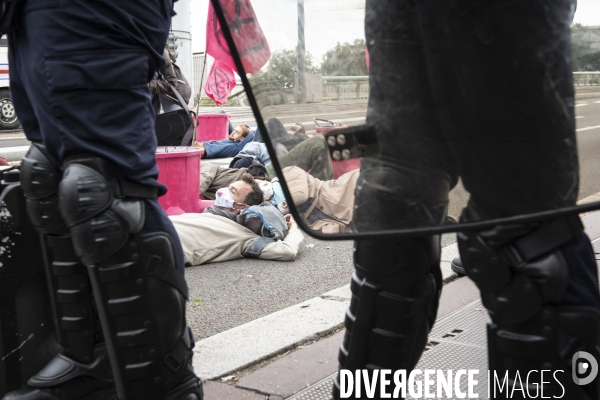 Extinction Rebellion bloque un pont à Rouen