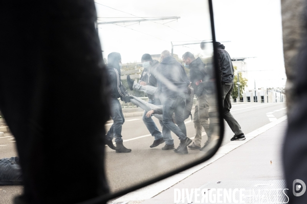 Extinction Rebellion bloque un pont à Rouen