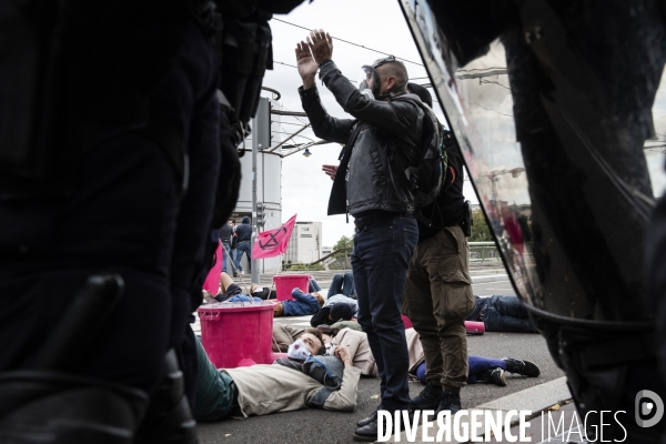 Extinction Rebellion bloque un pont à Rouen