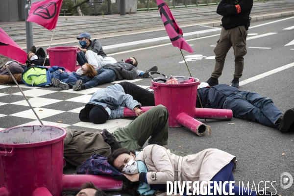 Extinction Rebellion bloque un pont à Rouen