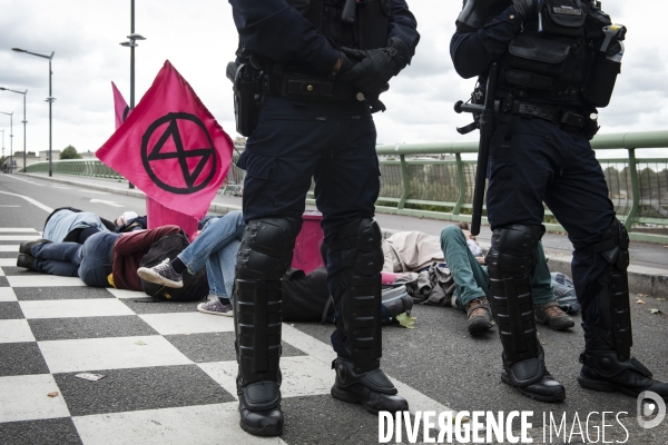 Extinction Rebellion bloque un pont à Rouen