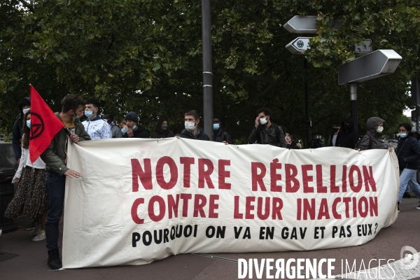 Extinction Rebellion bloque un pont à Rouen