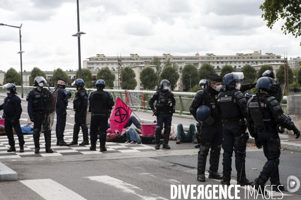 Extinction Rebellion bloque un pont à Rouen