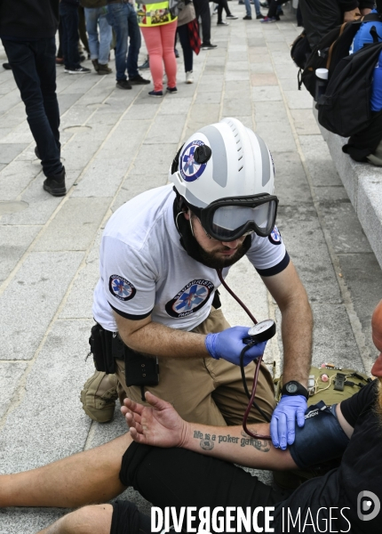 STREET MEDICS sur une manifestation parisienne, à Paris. STREET MEDICS in Paris.