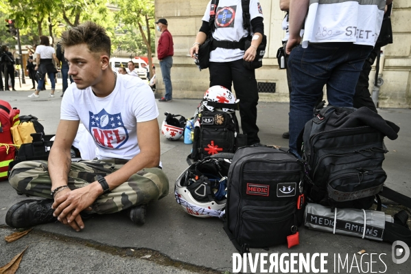 STREET MEDICS sur une manifestation parisienne, à Paris. STREET MEDICS in Paris.