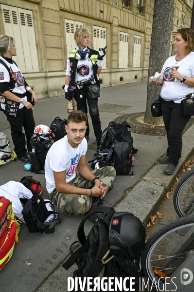 STREET MEDICS sur une manifestation parisienne, à Paris. STREET MEDICS in Paris.