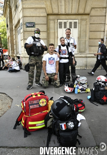 STREET MEDICS sur une manifestation parisienne, à Paris. STREET MEDICS in Paris.