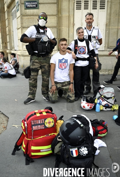 STREET MEDICS sur une manifestation parisienne, à Paris. STREET MEDICS in Paris.