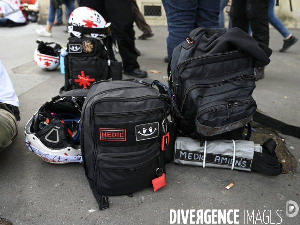 STREET MEDICS sur une manifestation parisienne, à Paris. STREET MEDICS in Paris.