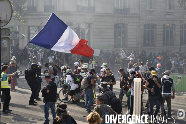 STREET MEDICS sur une manifestation parisienne, à Paris. STREET MEDICS in Paris.