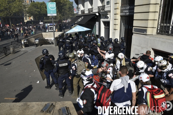 STREET MEDICS sur une manifestation parisienne, à Paris. STREET MEDICS in Paris.