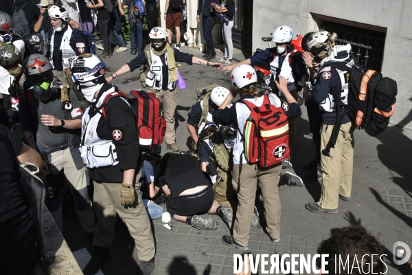 STREET MEDICS sur une manifestation parisienne, à Paris. STREET MEDICS in Paris.