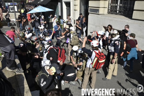 STREET MEDICS sur une manifestation parisienne, à Paris. STREET MEDICS in Paris.