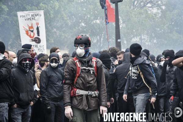 STREET MEDICS sur une manifestation parisienne, à Paris. STREET MEDICS in Paris.