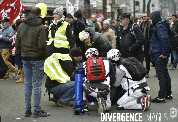 STREET MEDICS sur une manifestation parisienne, à Paris. STREET MEDICS in Paris.