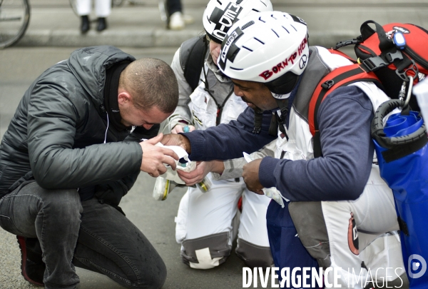 STREET MEDICS sur une manifestation parisienne, à Paris. STREET MEDICS in Paris.