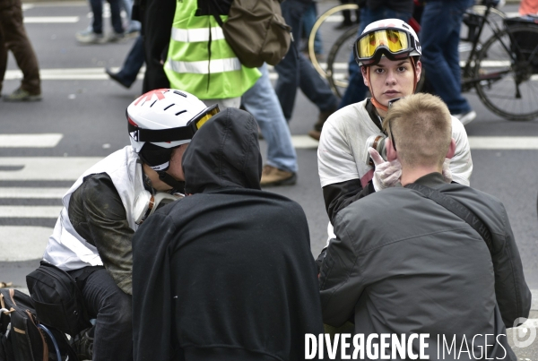 STREET MEDICS sur une manifestation parisienne, à Paris. STREET MEDICS in Paris.